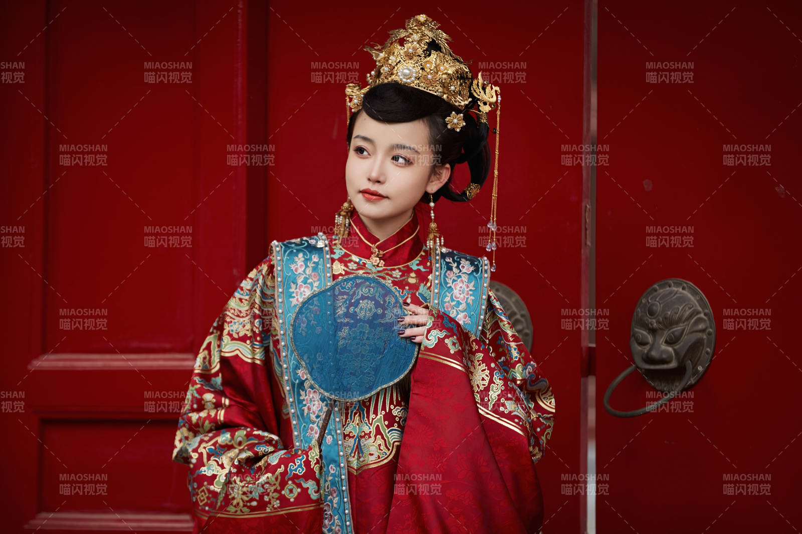 身穿明朝古裝漢服婚服的東方新娘