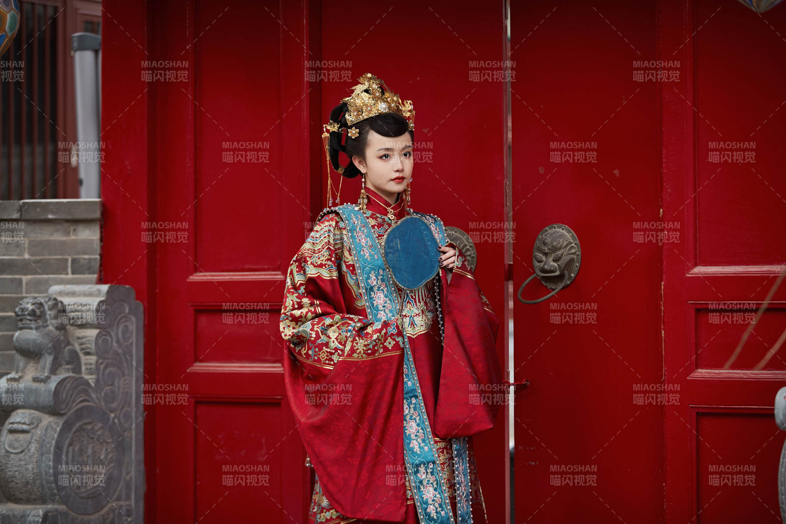 身穿明朝古裝漢服婚服的東方新娘