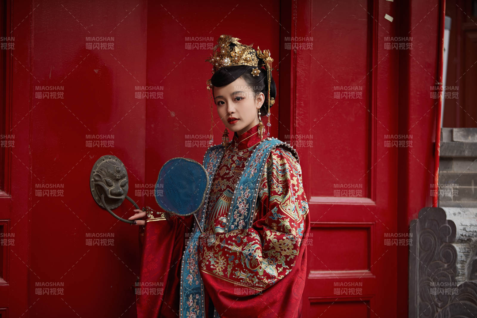 身穿明朝古裝漢服婚服的東方新娘