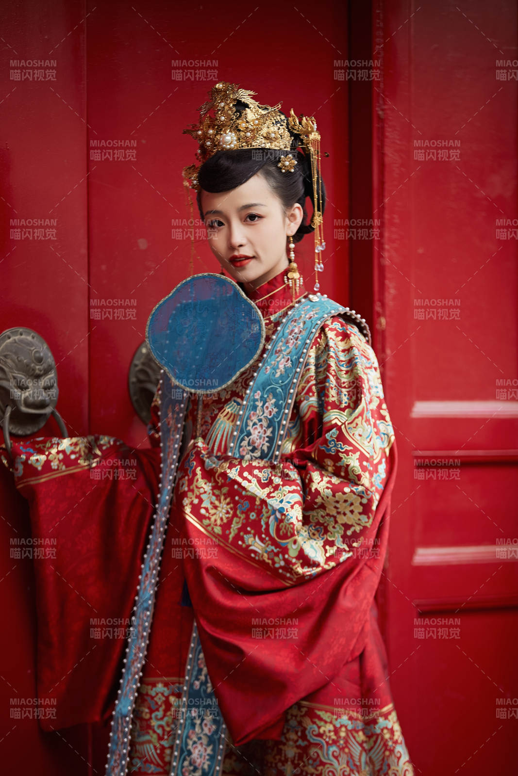 身穿明朝古裝漢服婚服的東方新娘