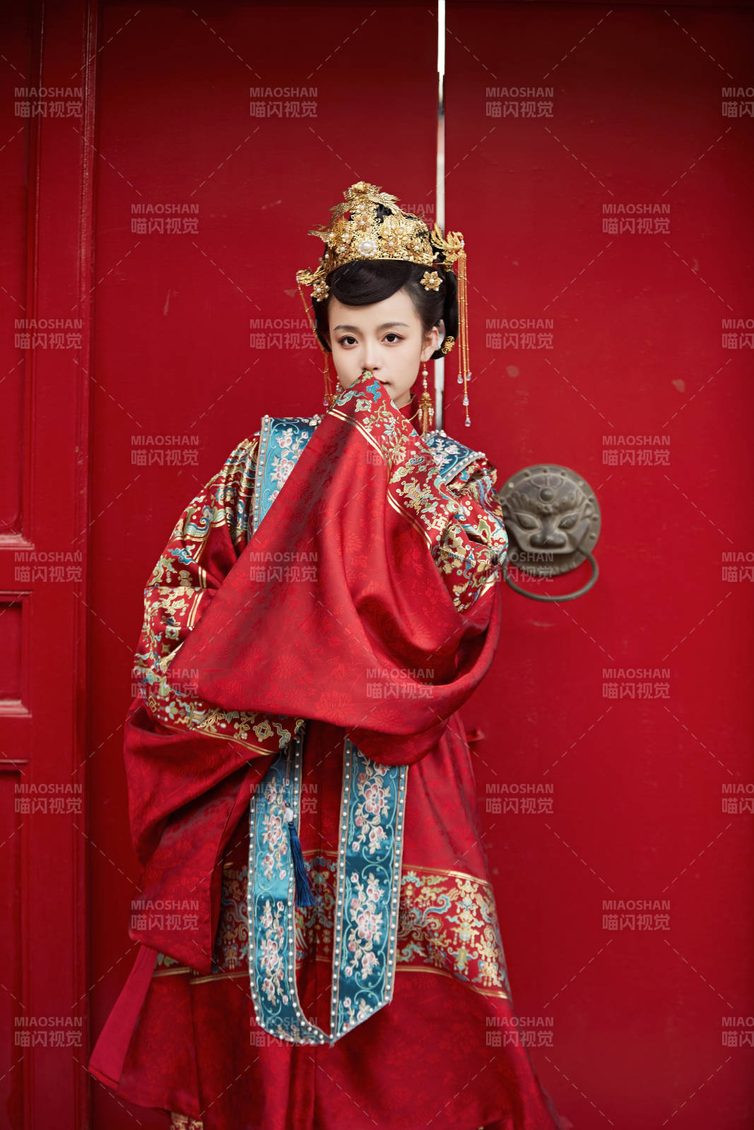 身穿明朝古裝漢服婚服的東方新娘