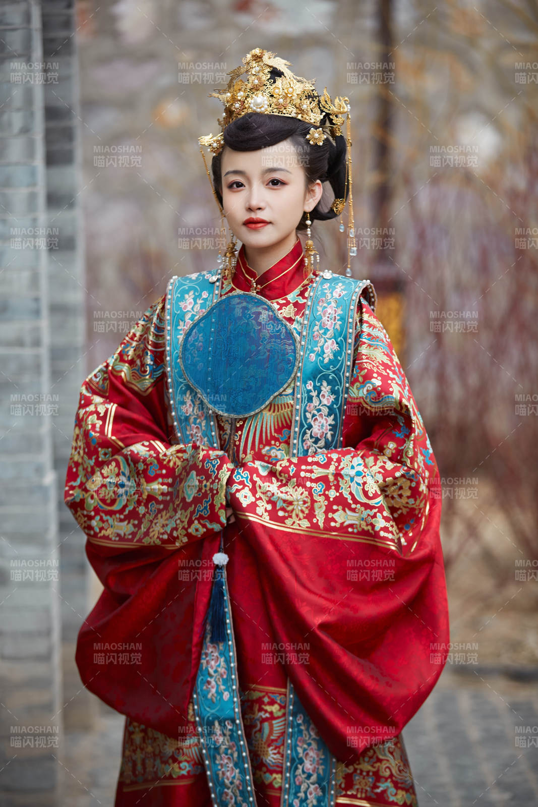 身穿明朝古裝漢服婚服的東方新娘