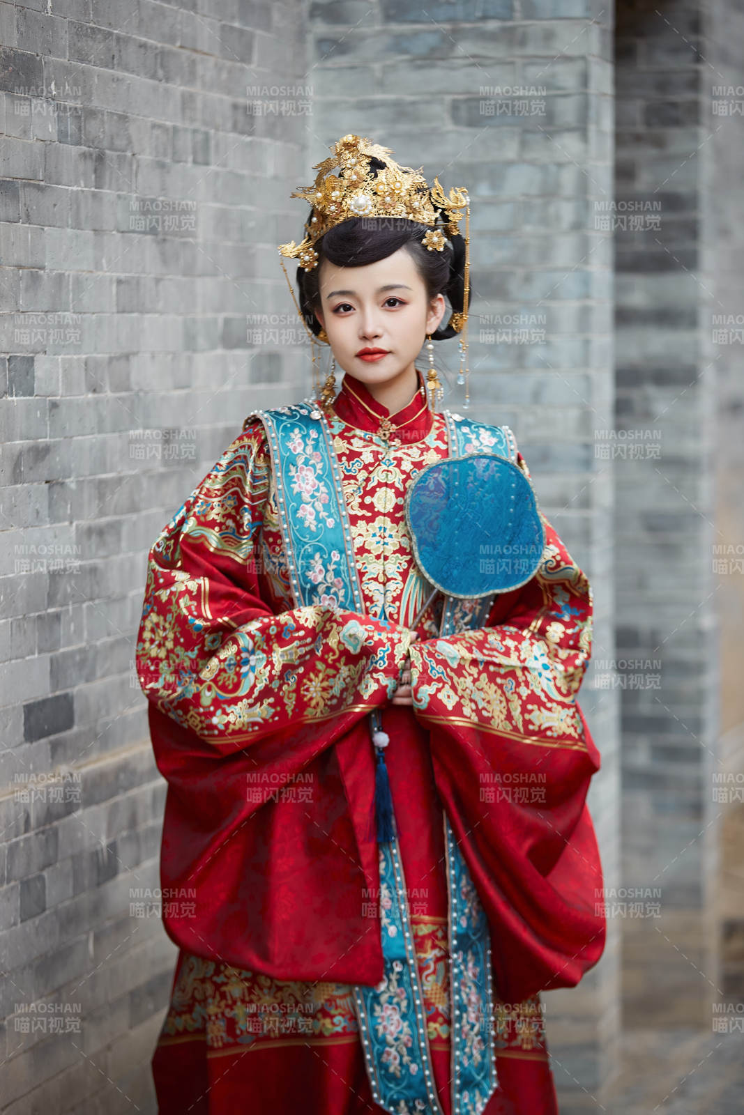 身穿明朝古裝漢服婚服的東方新娘