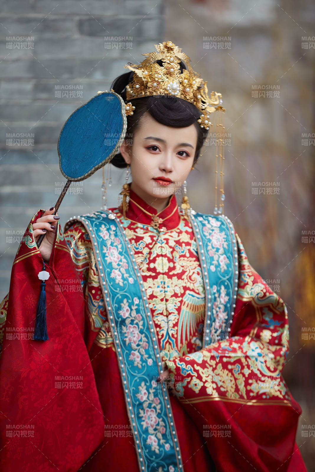 身穿明朝古裝漢服婚服的東方新娘