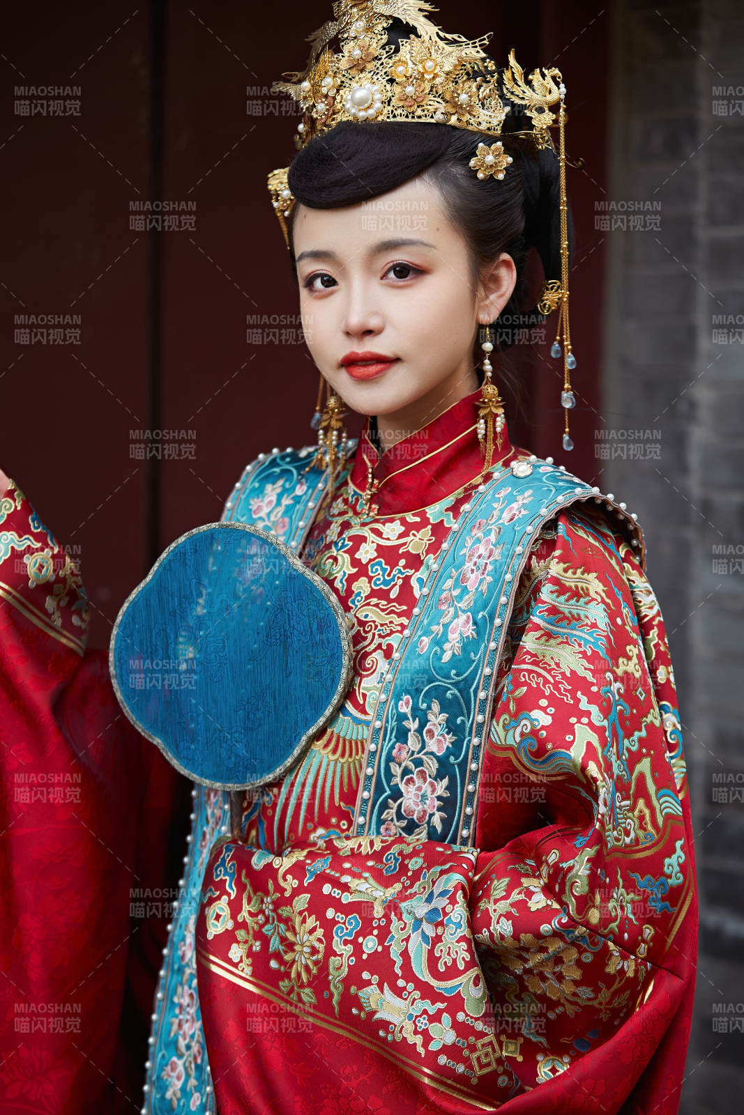 身穿明朝古裝漢服婚服的東方新娘