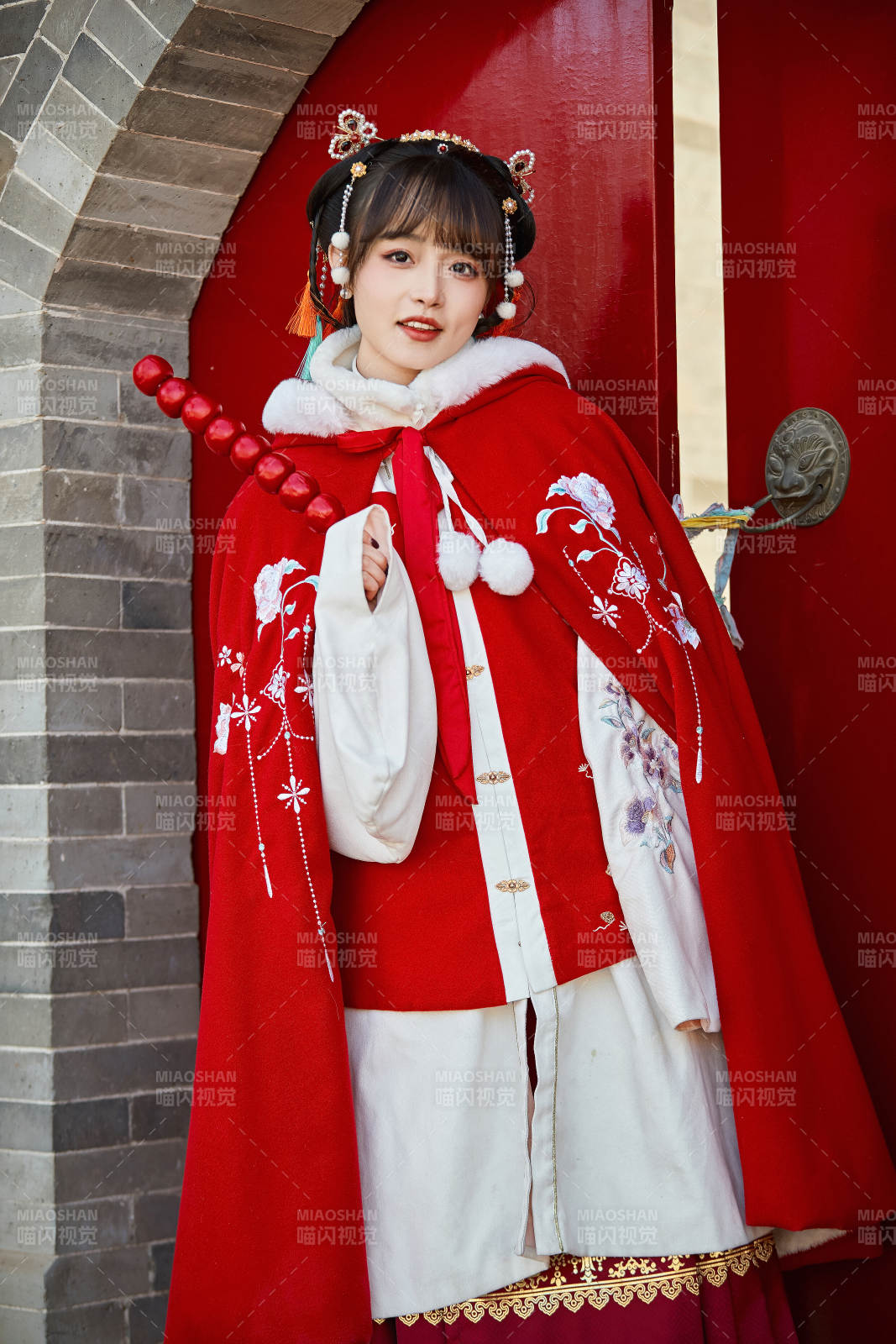 身穿喜慶漢服在古城游玩的少女