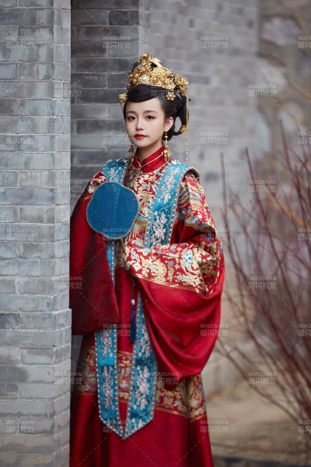 身穿明朝古裝漢服婚服的東方新娘