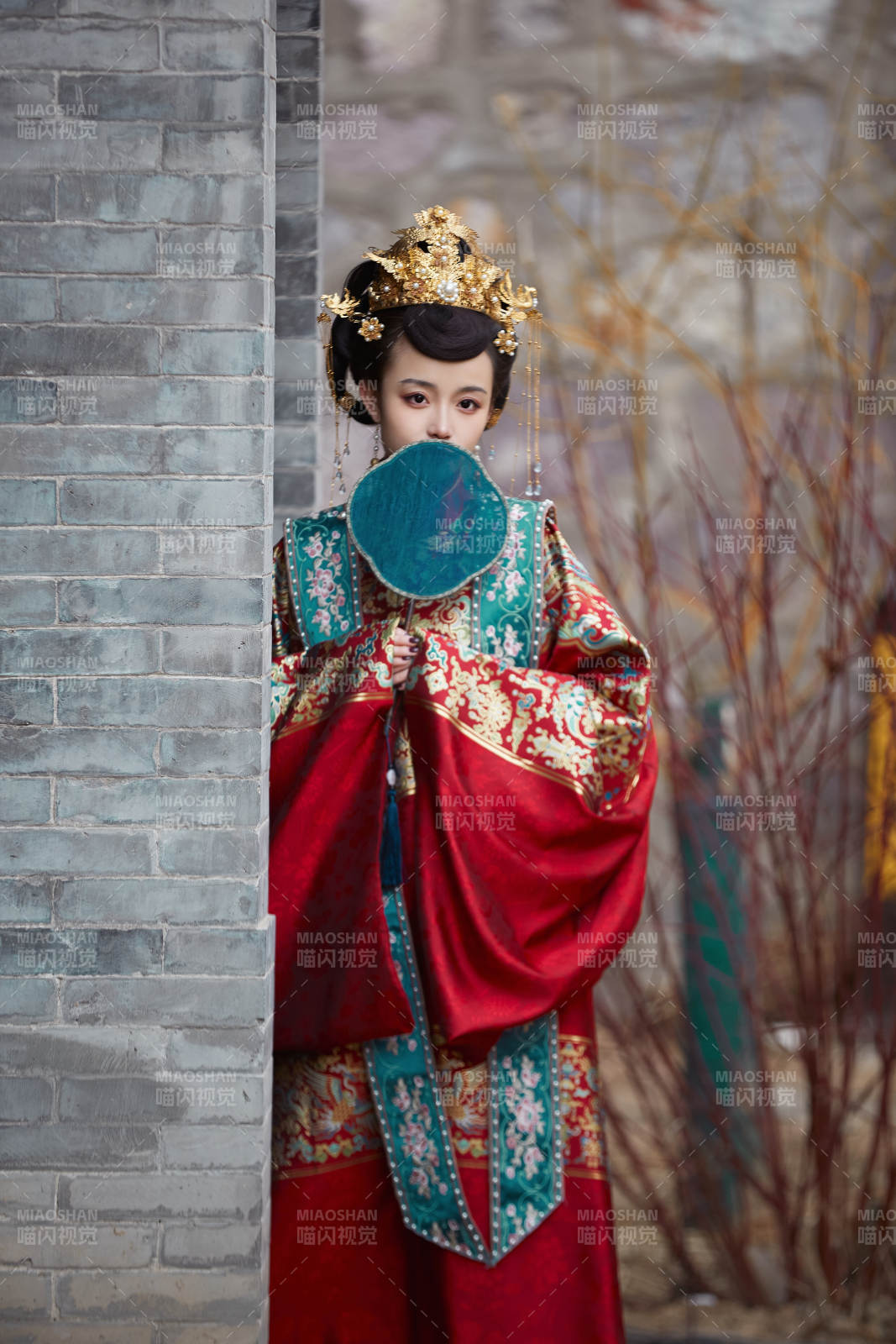 身穿明朝古裝漢服婚服的東方新娘