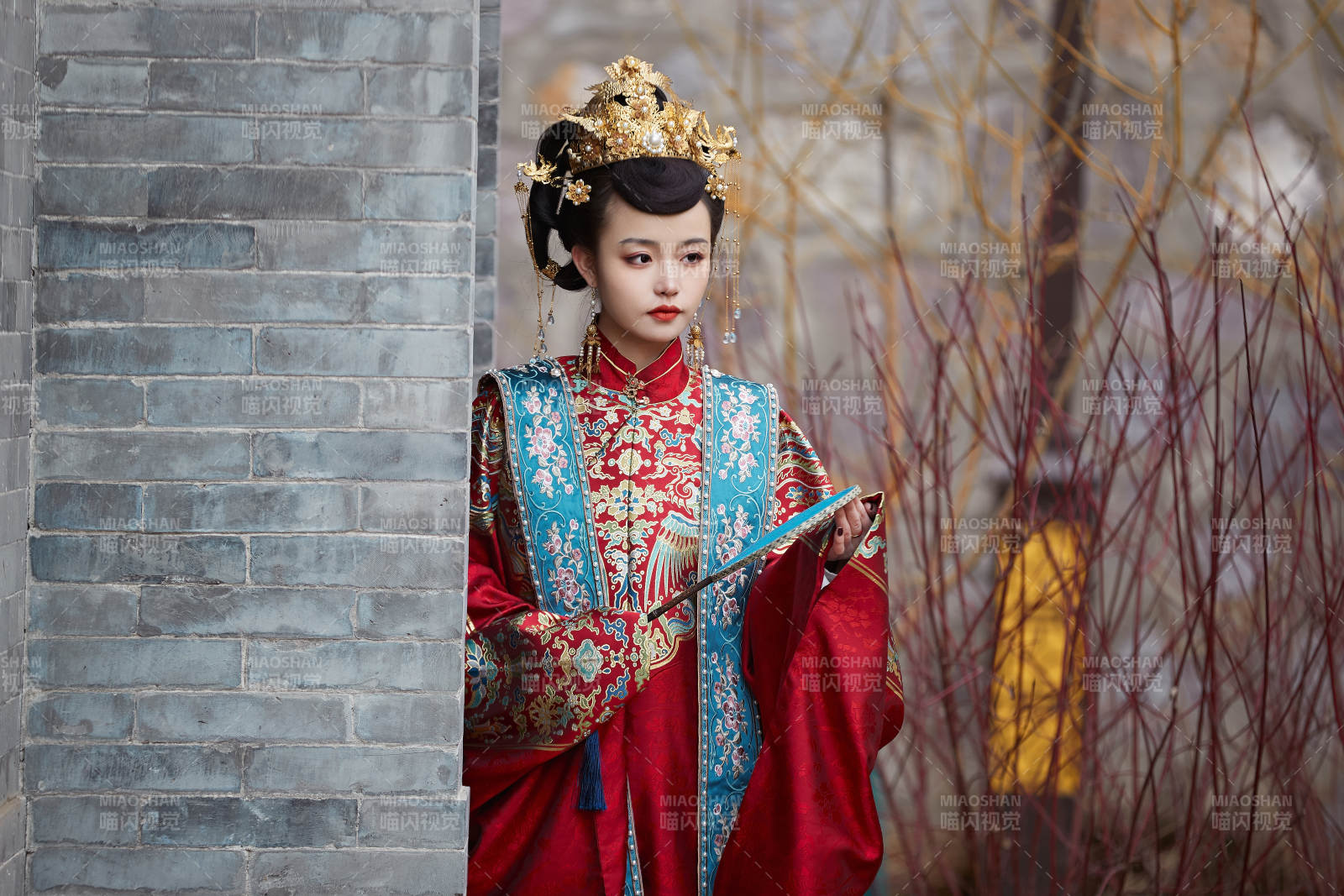 身穿明朝古裝漢服婚服的東方新娘