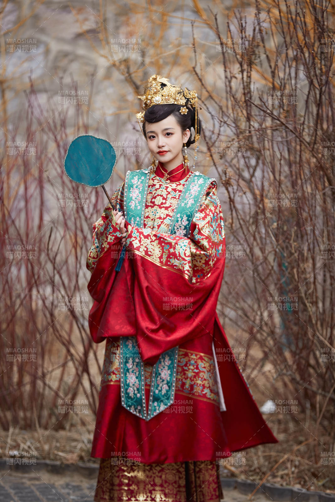 身穿明朝古裝漢服婚服的東方新娘