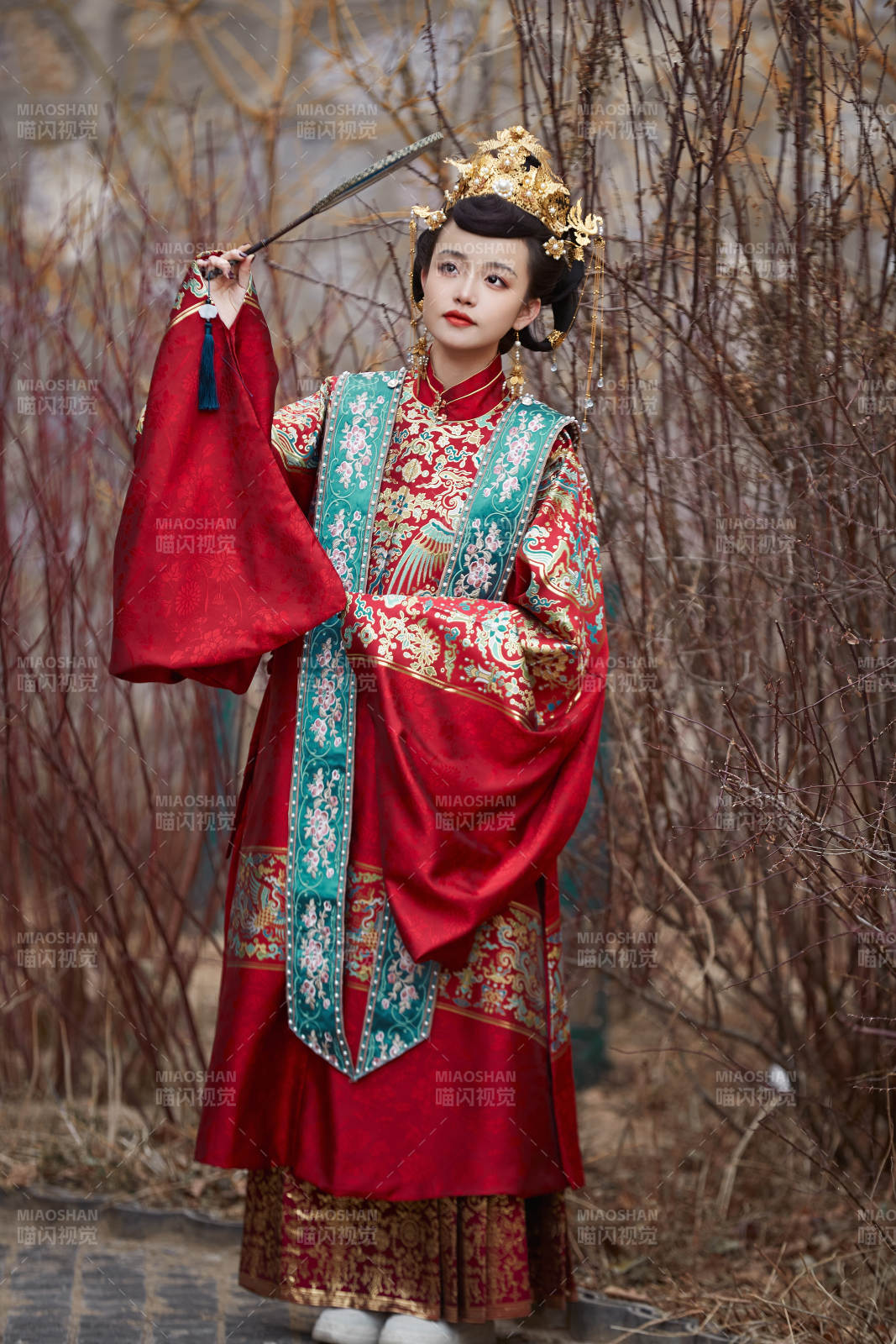 身穿明朝古裝漢服婚服的東方新娘