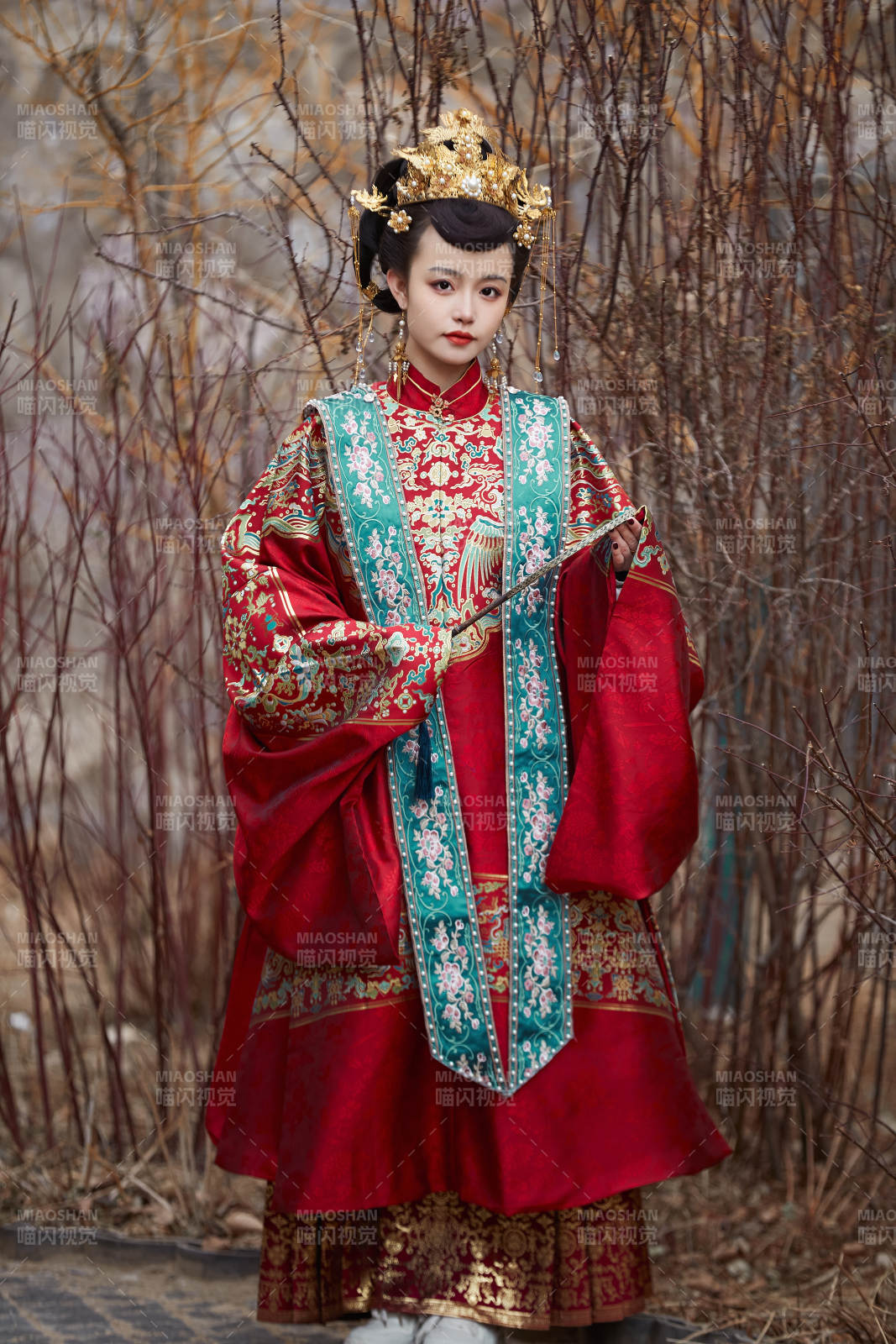 身穿明朝古裝漢服婚服的東方新娘