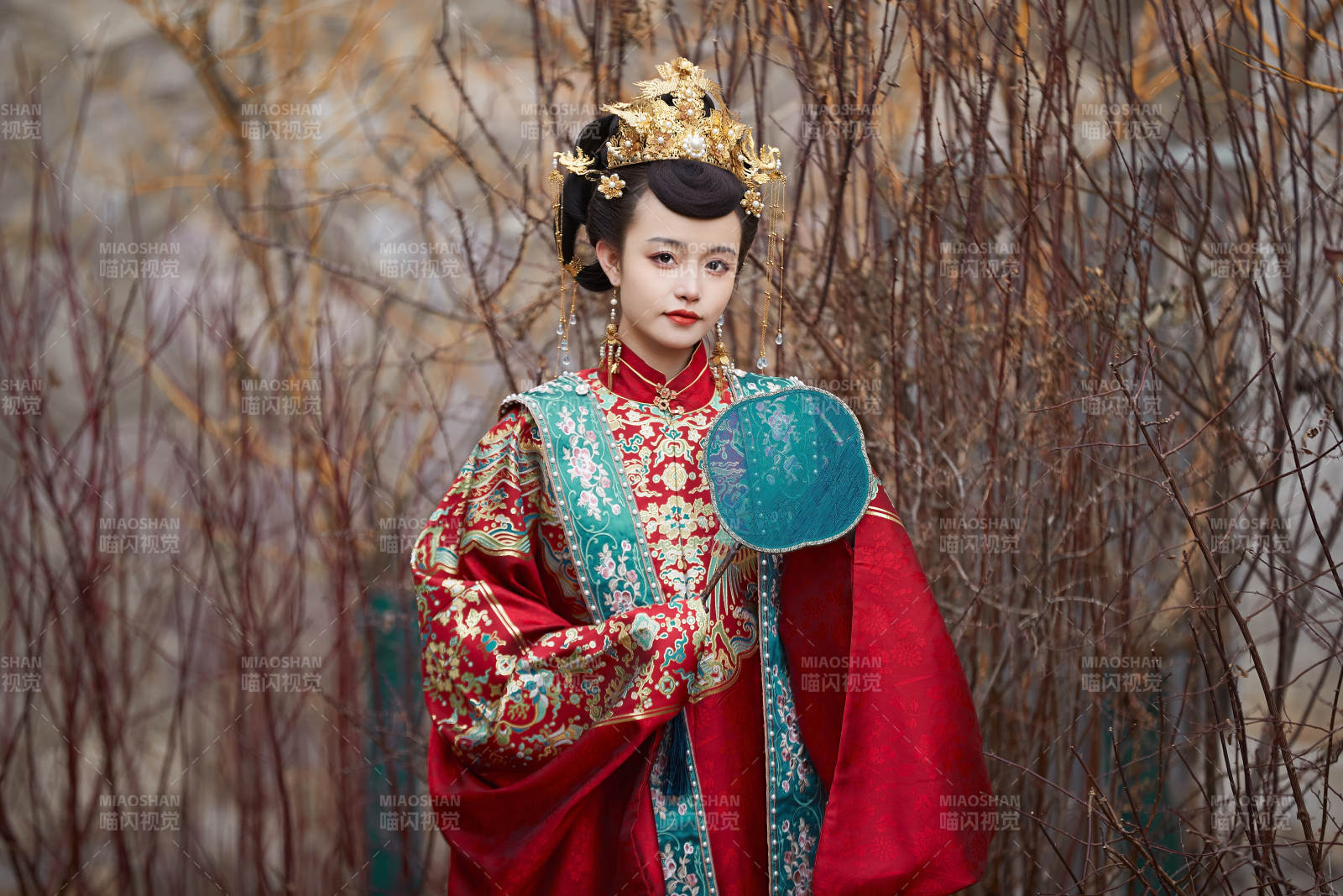 身穿明朝古裝漢服婚服的東方新娘