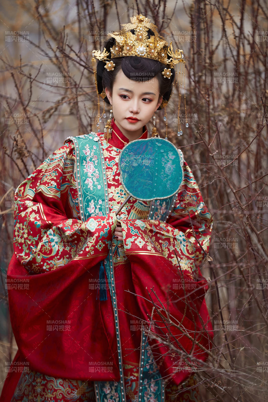 身穿明朝古裝漢服婚服的東方新娘