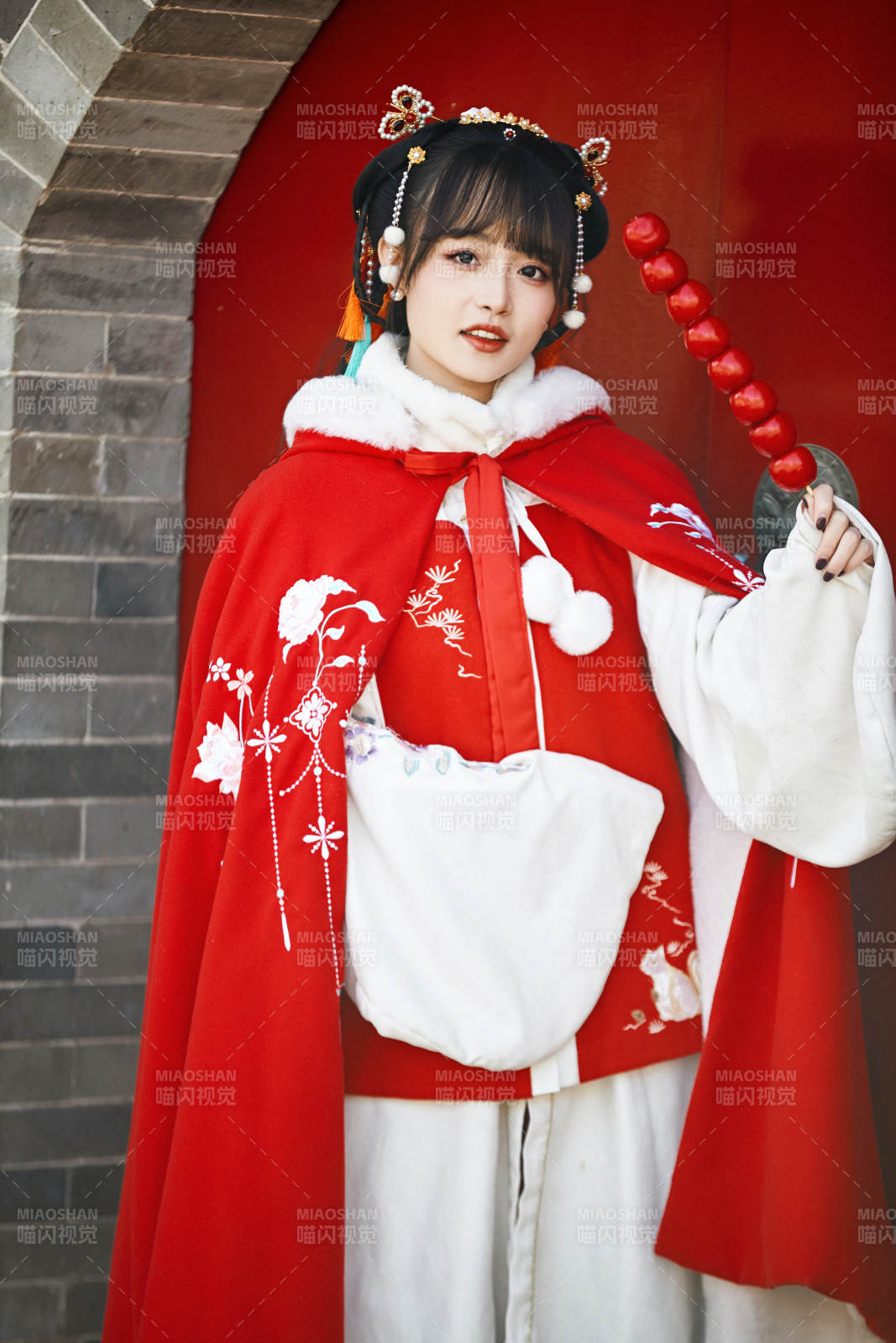 身穿喜慶漢服在古城游玩的少女