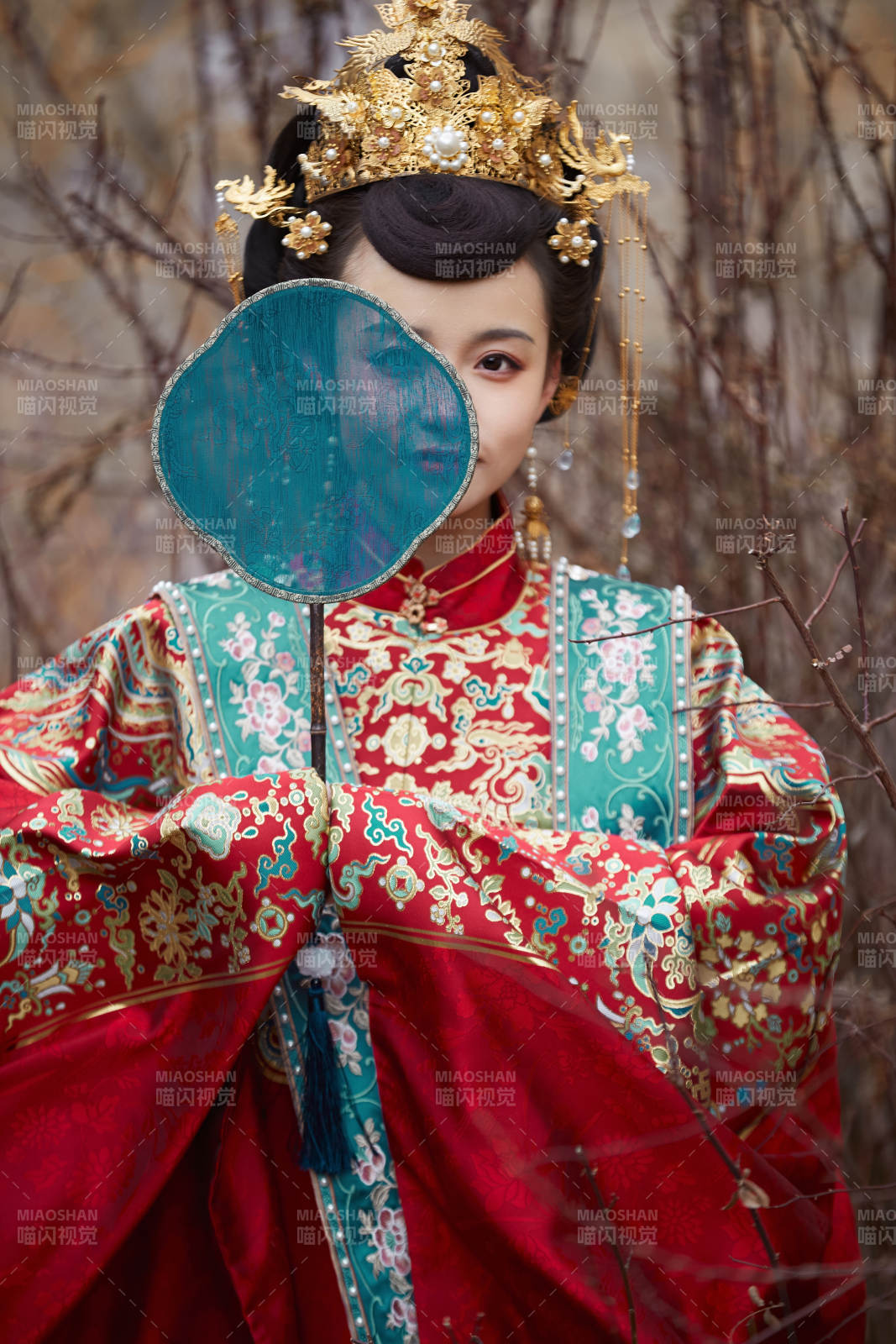 身穿明朝古裝漢服婚服的東方新娘