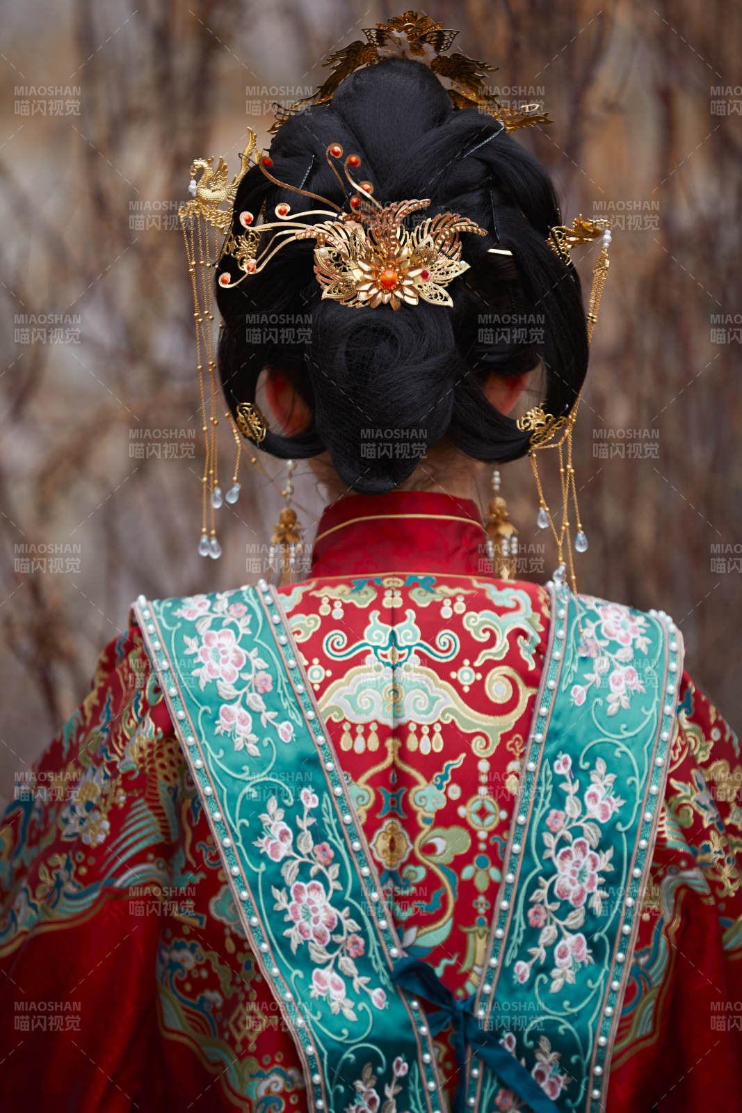 身穿明朝古裝漢服婚服的東方新娘