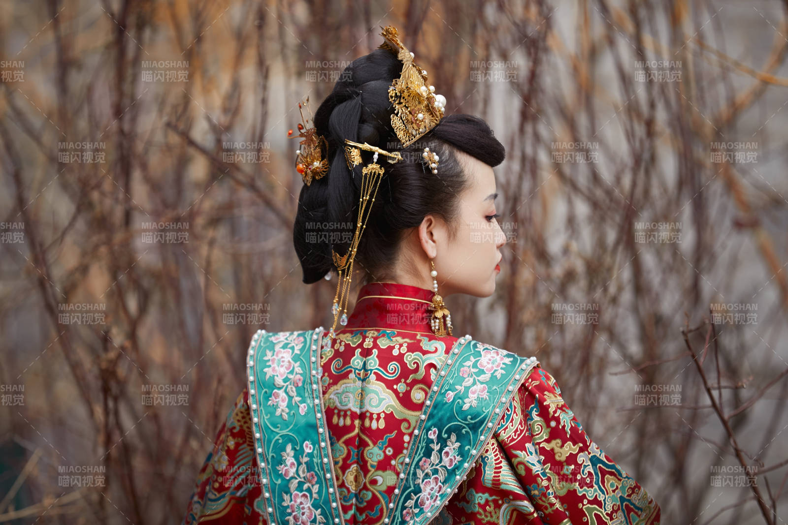 身穿明朝古裝漢服婚服的東方新娘