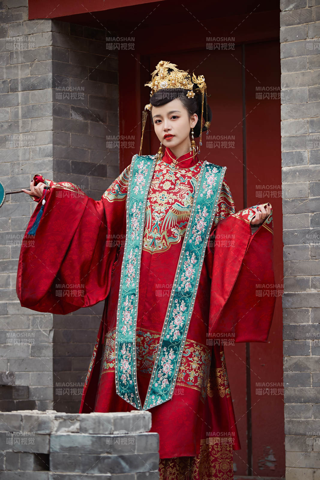 身穿明朝古裝漢服婚服的東方新娘