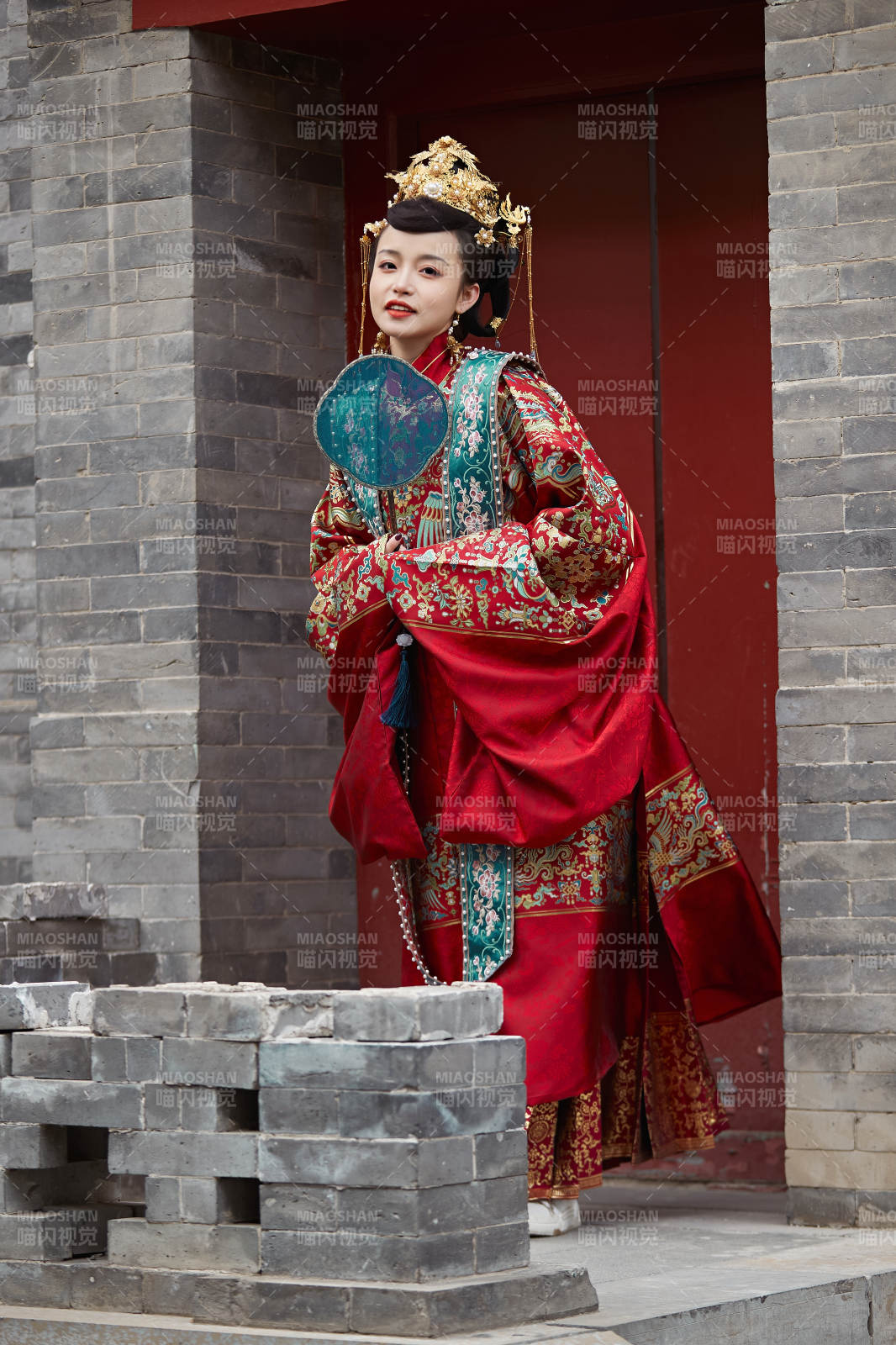 身穿明朝古裝漢服婚服的東方新娘