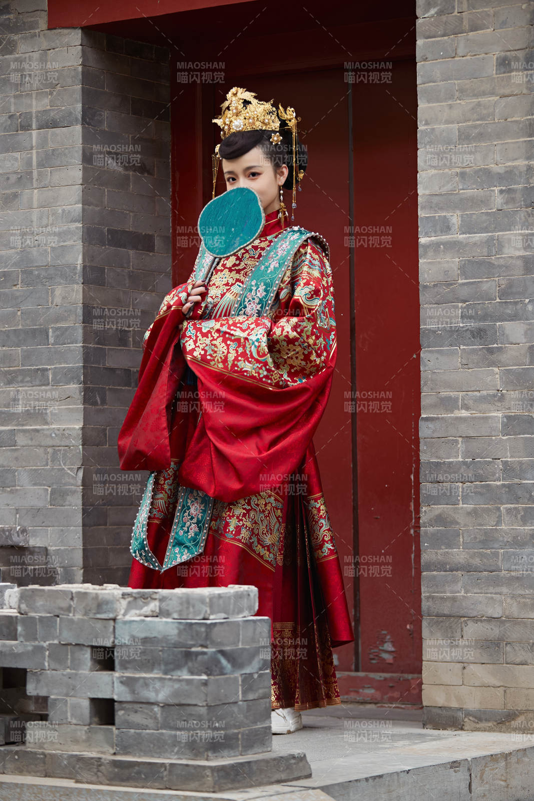 身穿明朝古裝漢服婚服的東方新娘