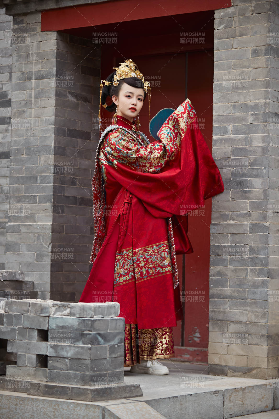 身穿明朝古裝漢服婚服的東方新娘