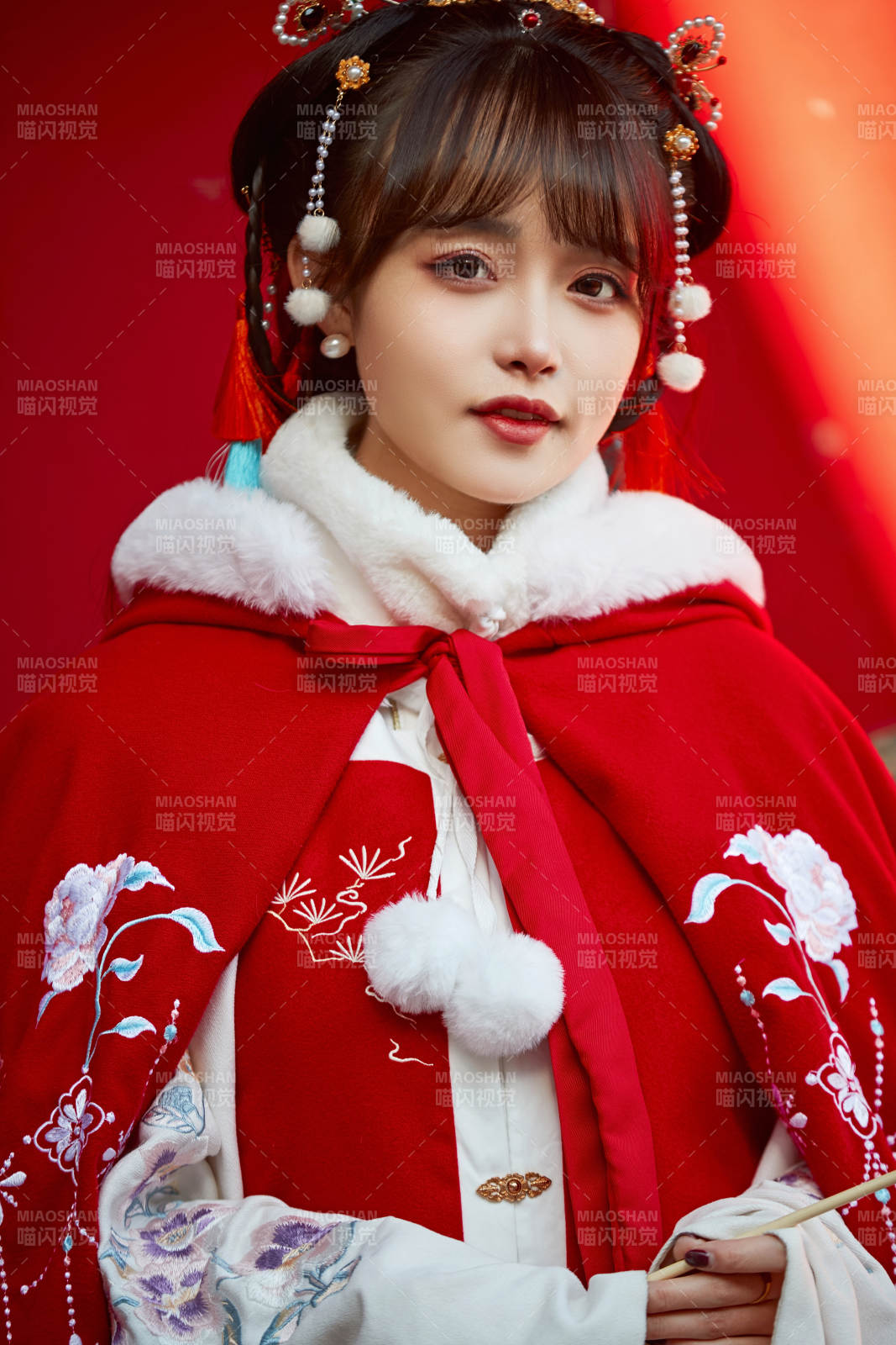 身穿喜慶漢服在古城游玩的少女