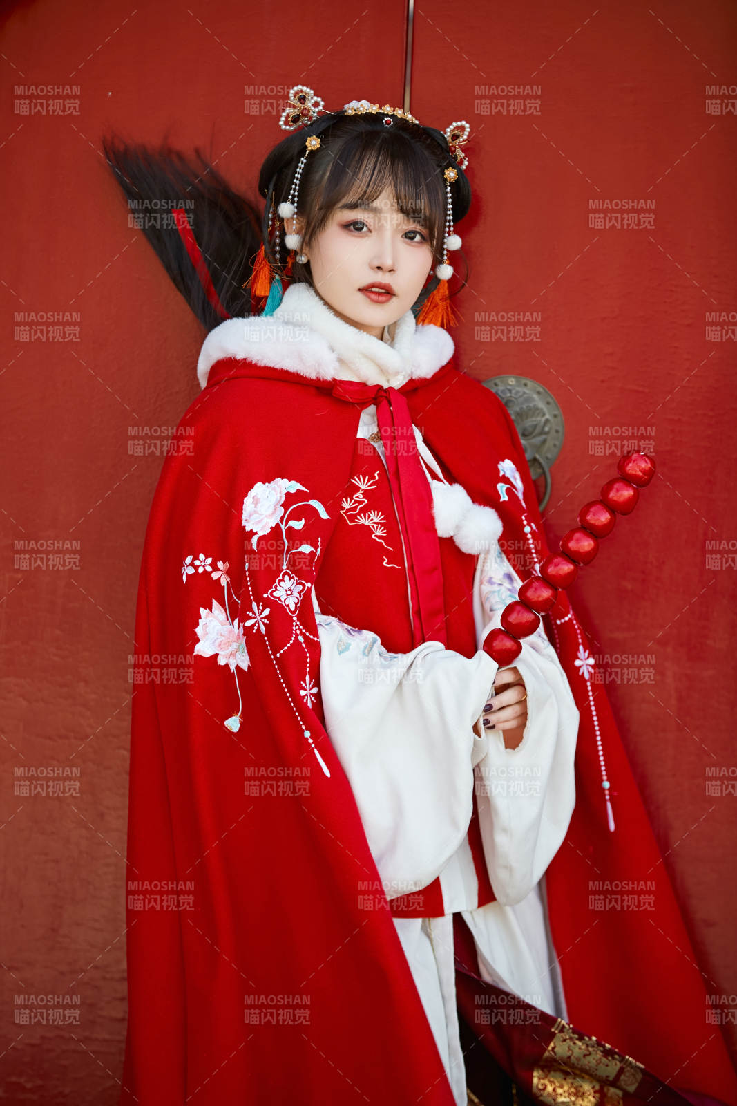 身穿喜慶漢服在古城游玩的少女