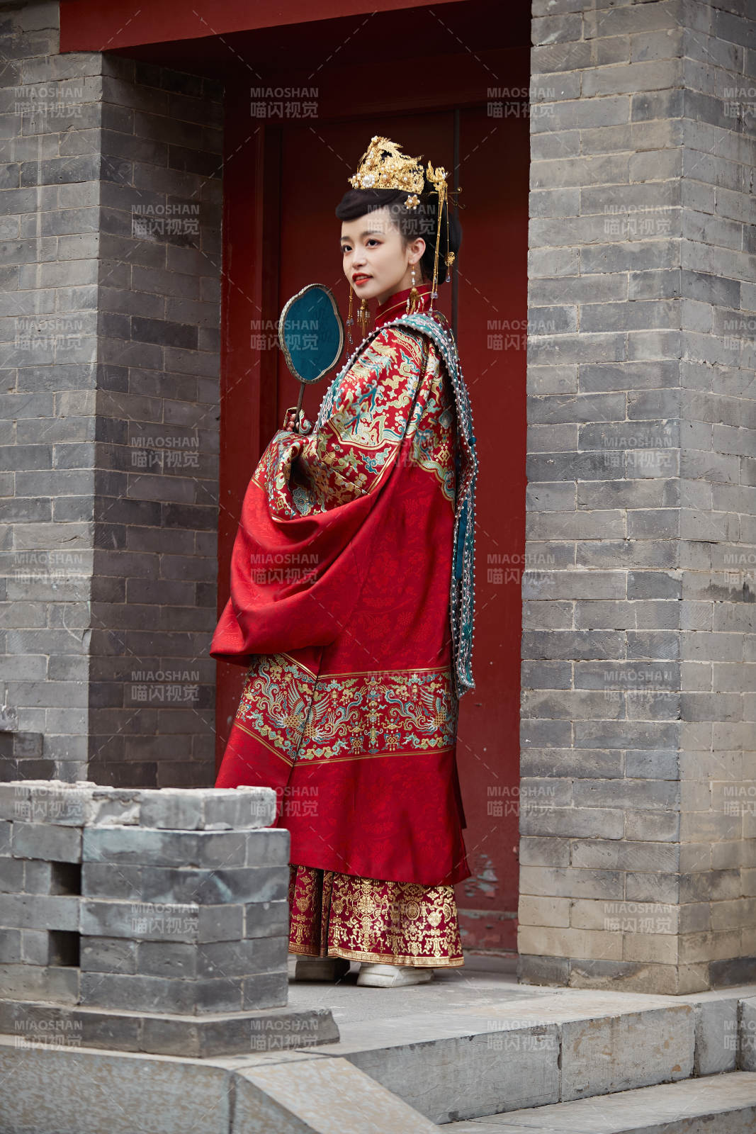 身穿明朝古裝漢服婚服的東方新娘