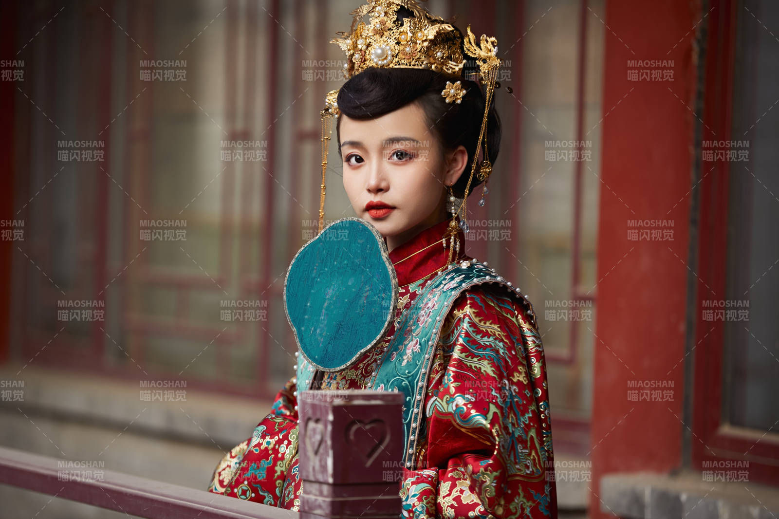 身穿明朝古裝漢服婚服的東方新娘