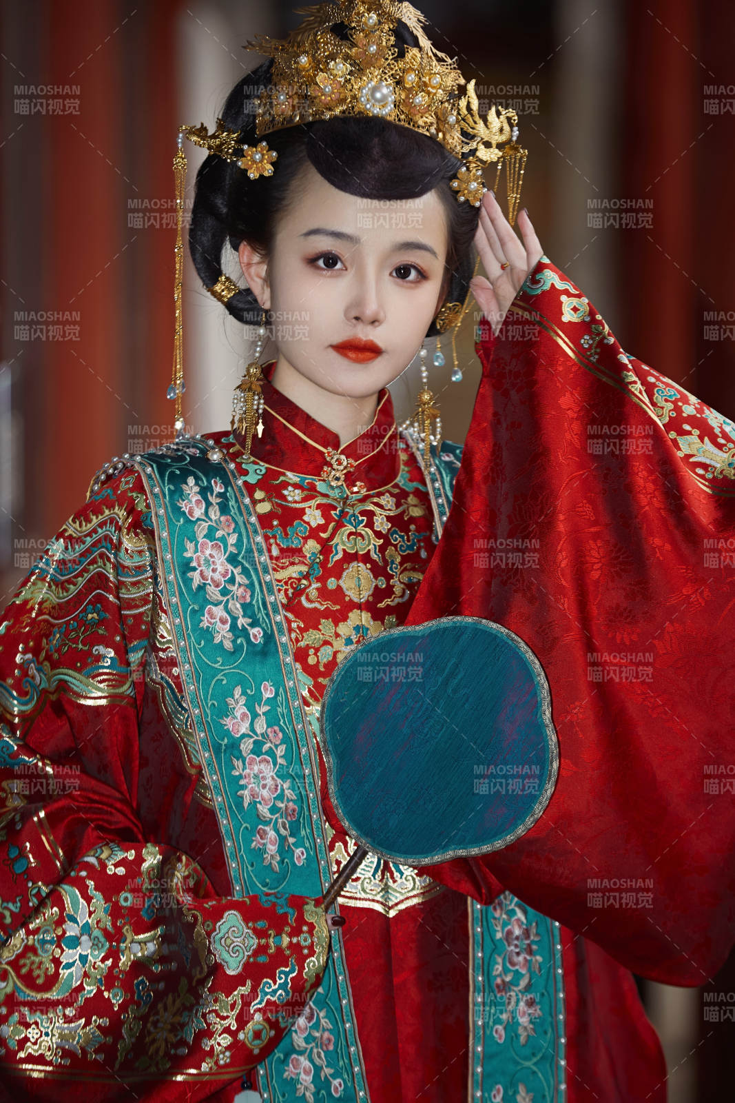 身穿明朝古裝漢服婚服的東方新娘