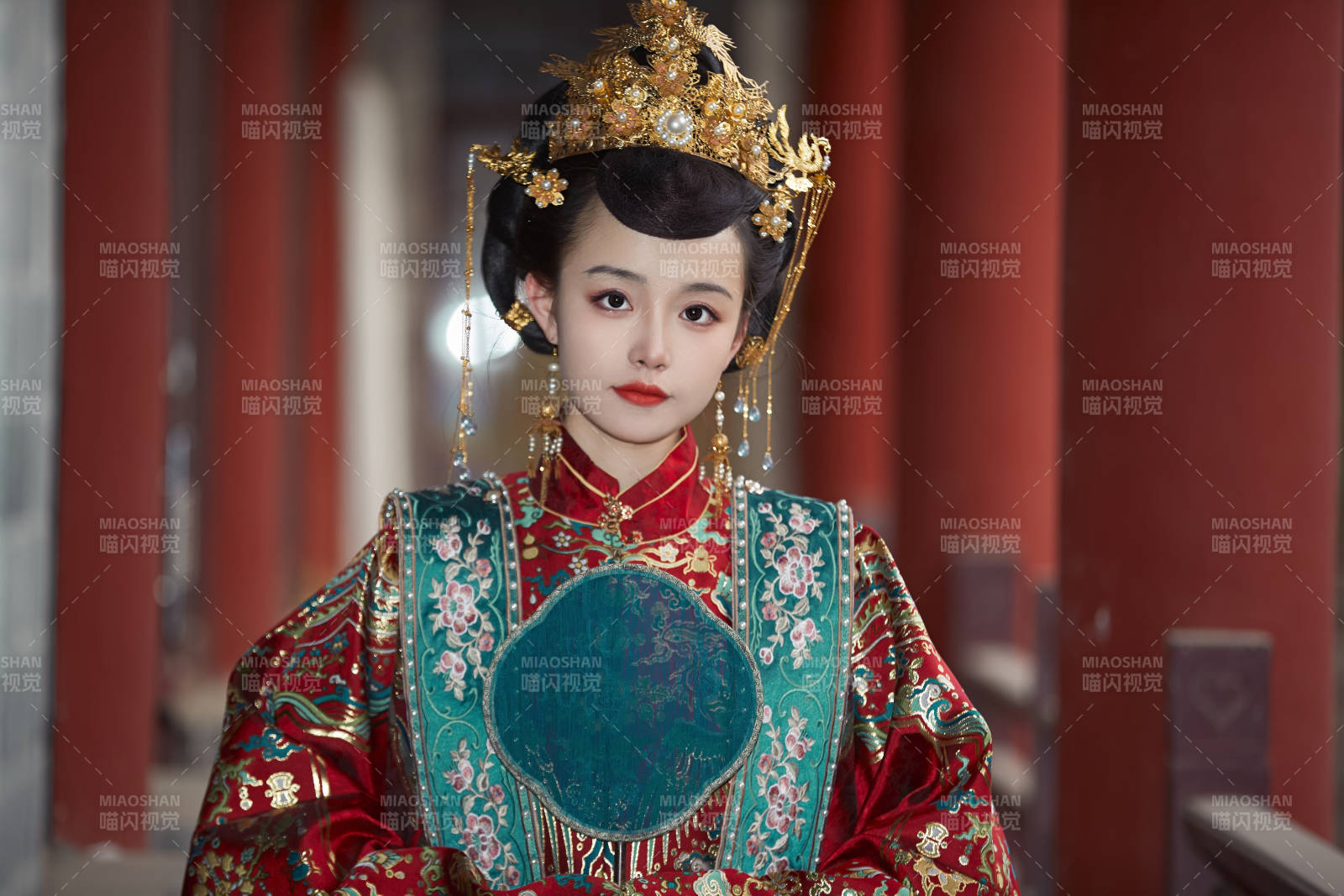 身穿明朝古裝漢服婚服的東方新娘