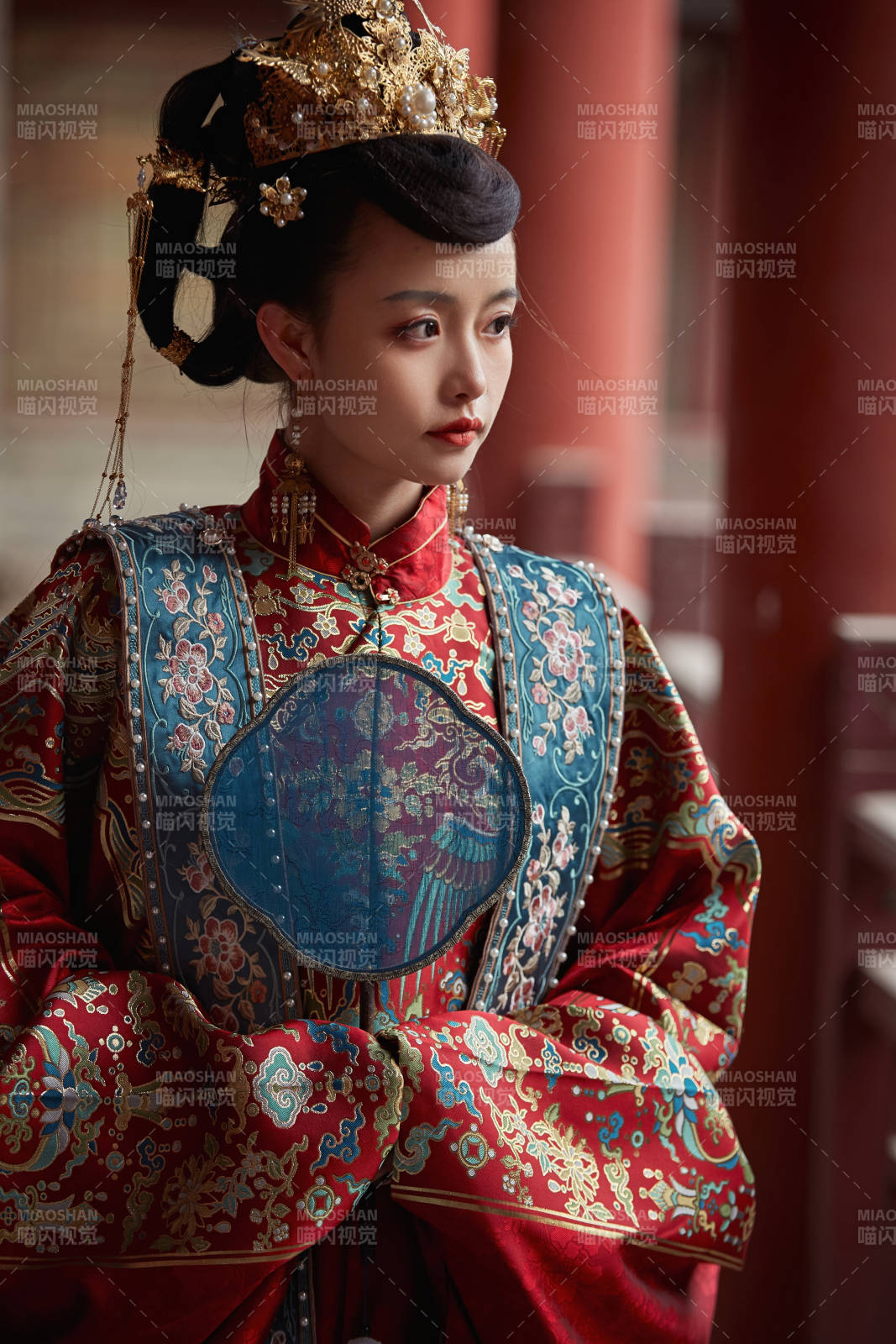 身穿明朝古裝漢服婚服的東方新娘