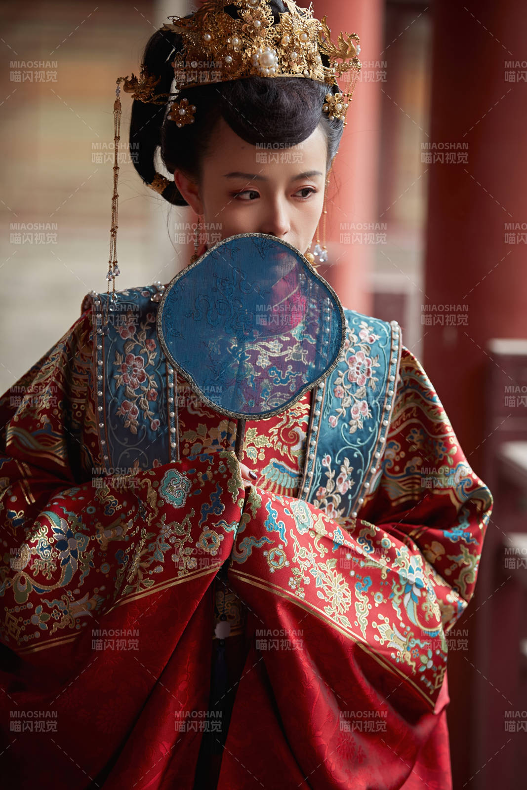 身穿明朝古裝漢服婚服的東方新娘