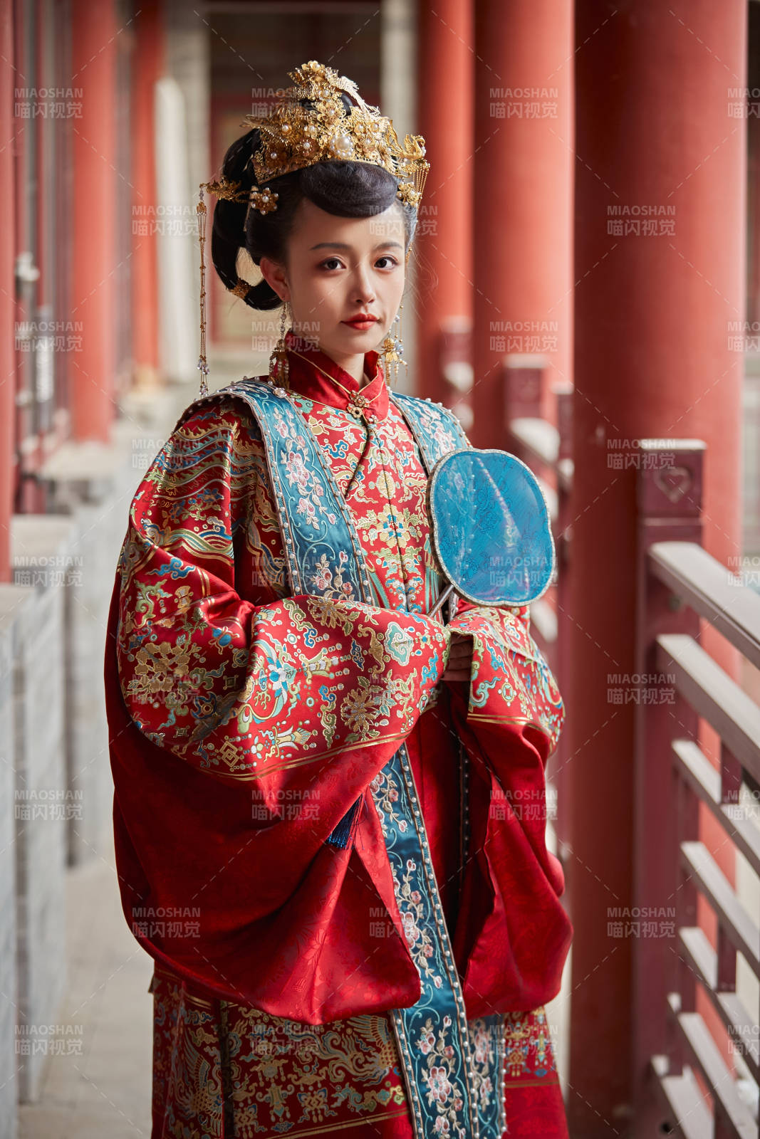 身穿明朝古裝漢服婚服的東方新娘