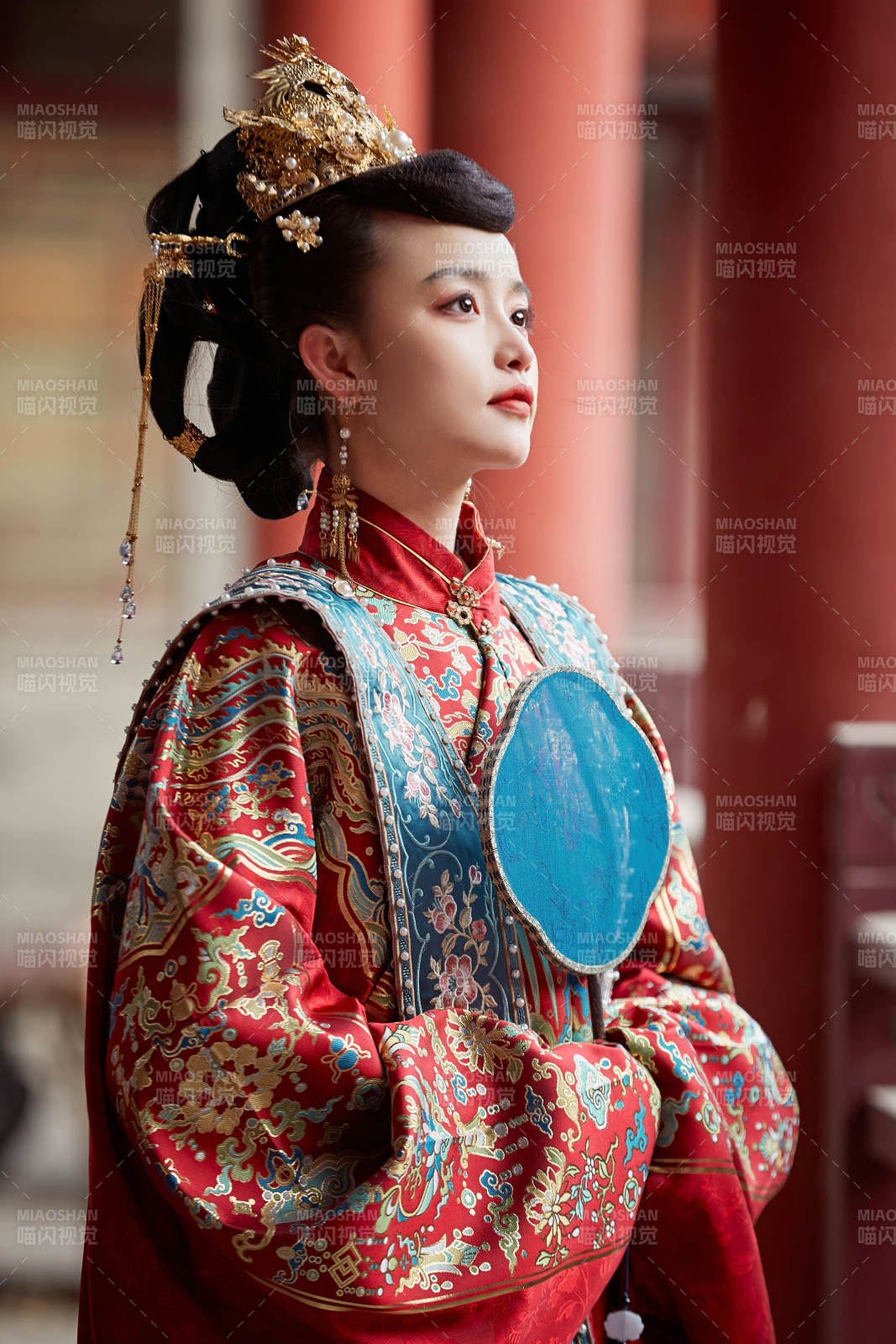 身穿明朝古裝漢服婚服的東方新娘