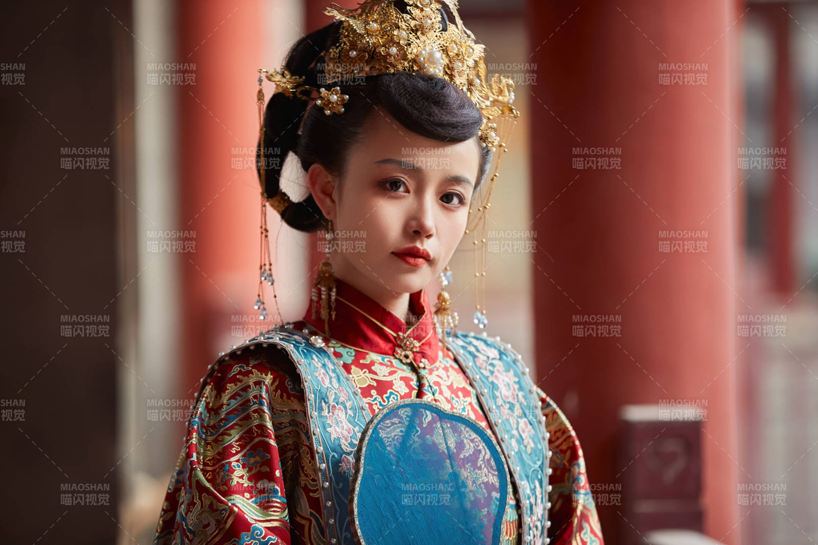 身穿明朝古裝漢服婚服的東方新娘