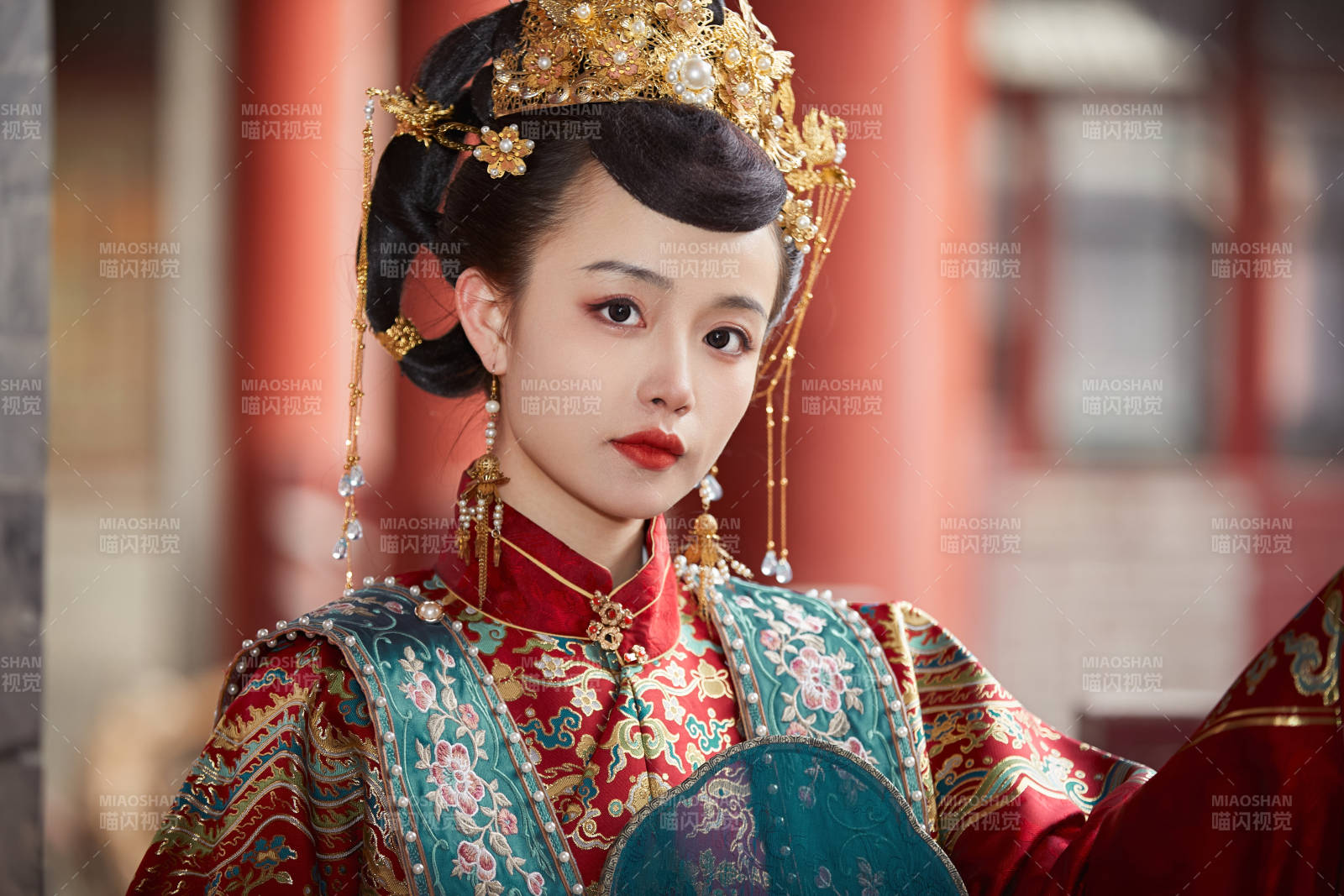 身穿明朝古裝漢服婚服的東方新娘