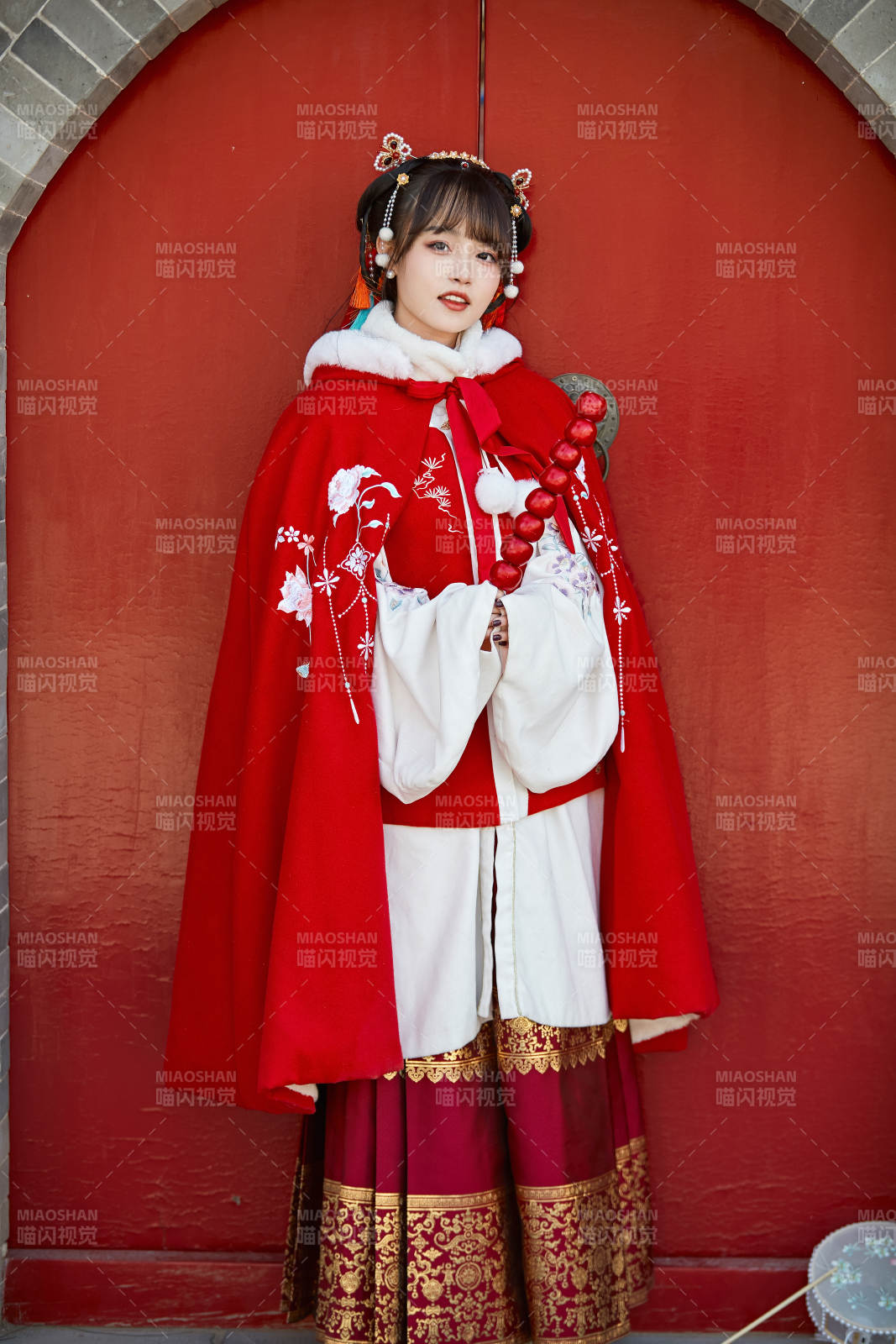 身穿喜慶漢服在古城游玩的少女