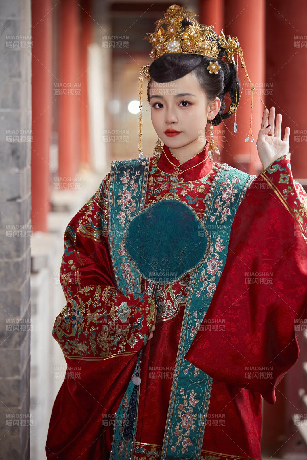 身穿明朝古裝漢服婚服的東方新娘