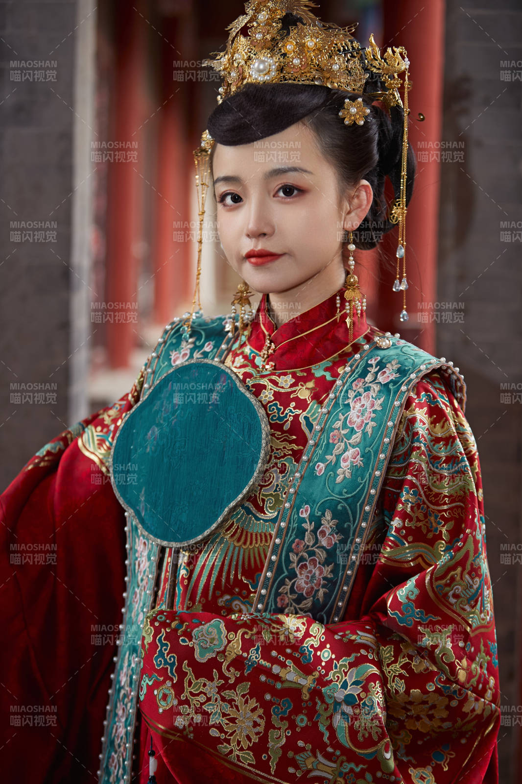 身穿明朝古裝漢服婚服的東方新娘