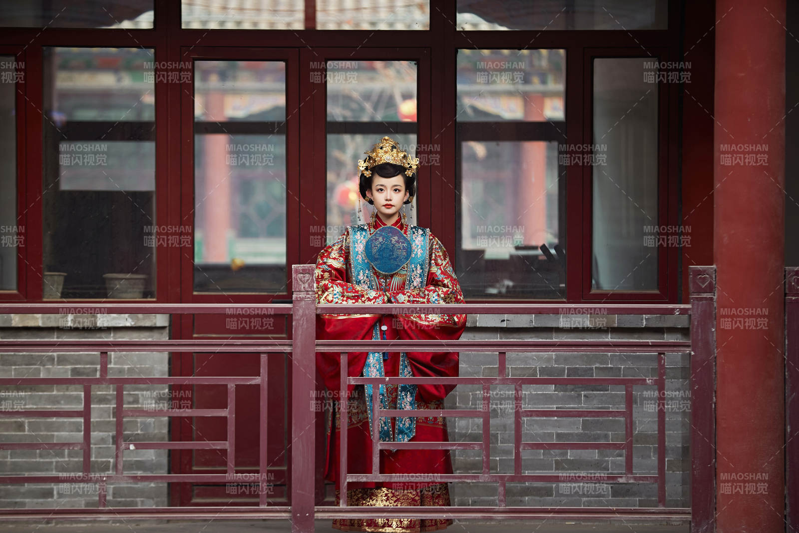 身穿明朝古裝漢服婚服的東方新娘