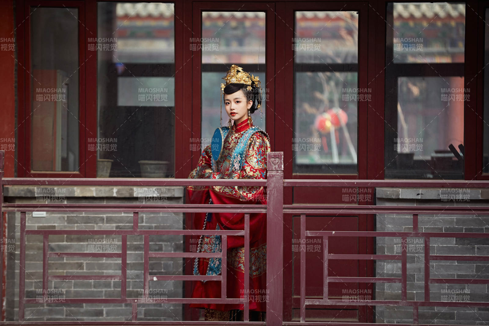 身穿明朝古裝漢服婚服的東方新娘