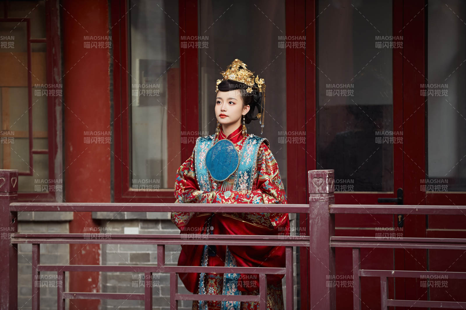 身穿明朝古裝漢服婚服的東方新娘