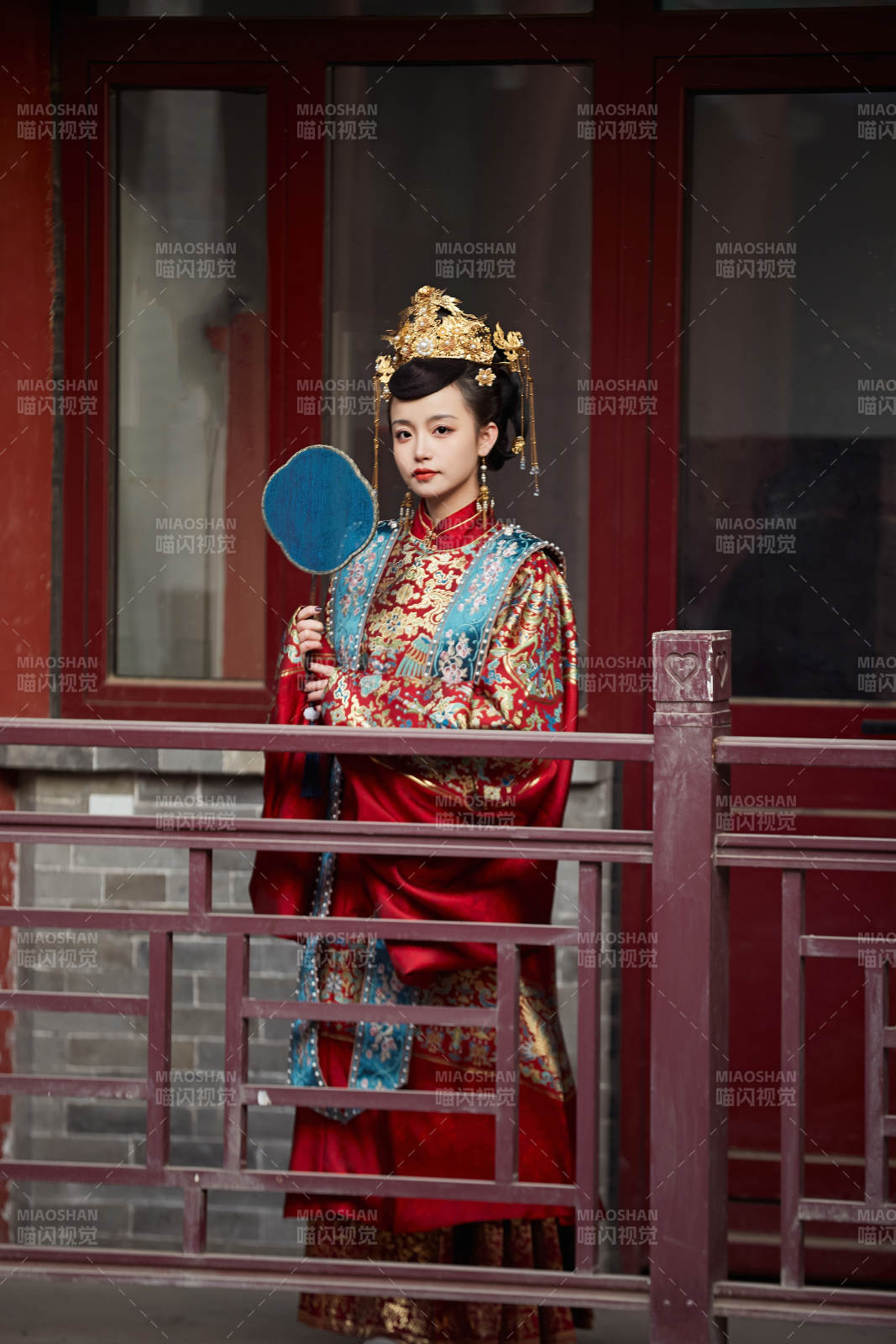 身穿明朝古裝漢服婚服的東方新娘