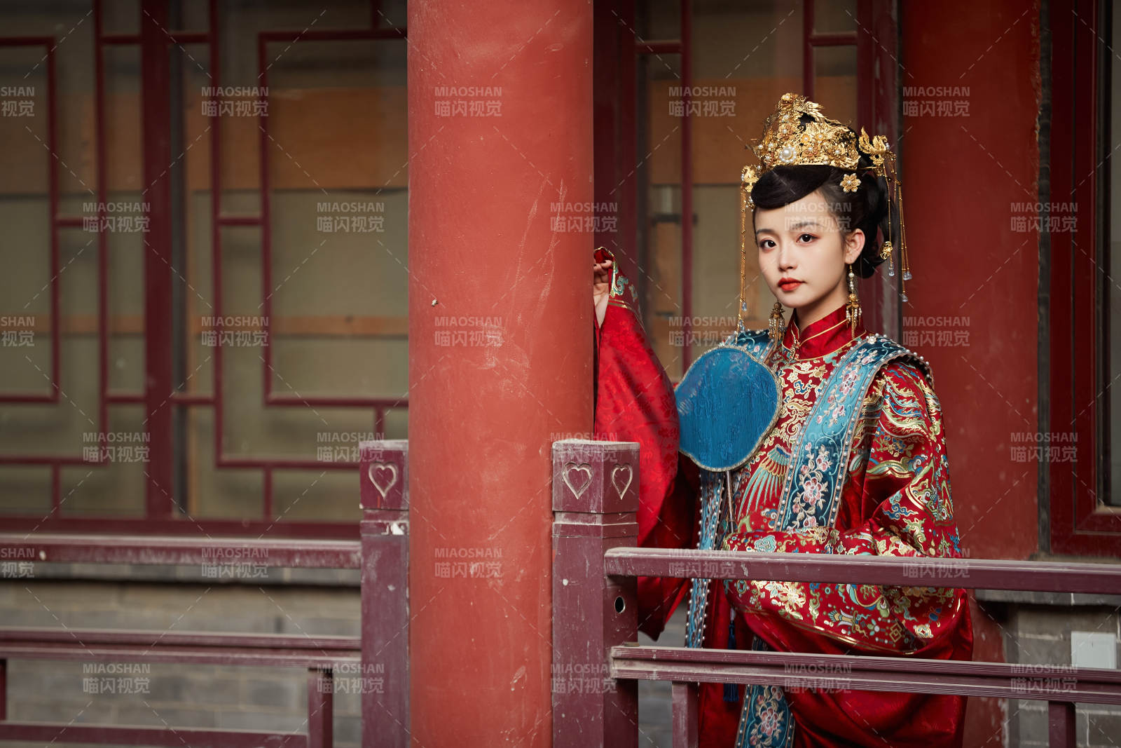 身穿明朝古裝漢服婚服的東方新娘