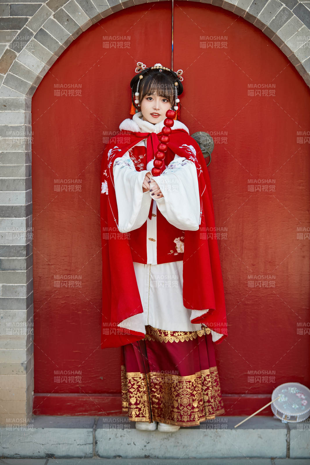 身穿喜慶漢服在古城游玩的少女