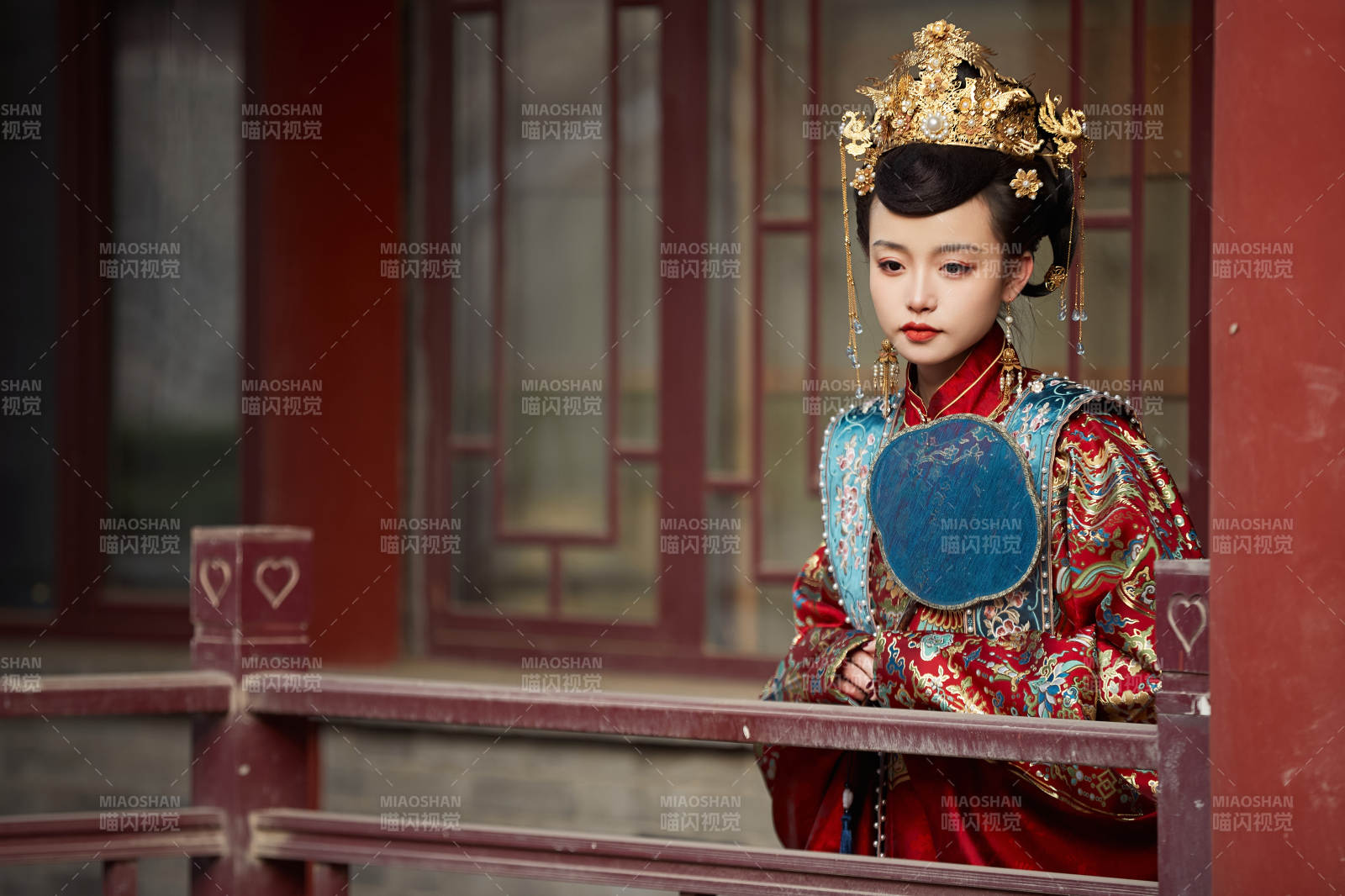 身穿明朝古裝漢服婚服的東方新娘