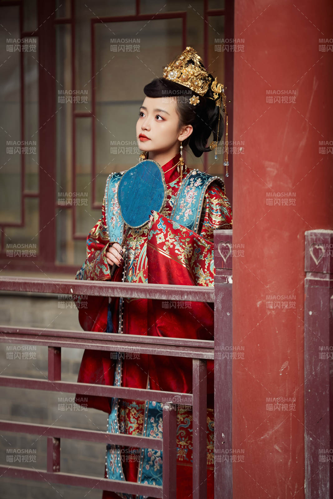 身穿明朝古裝漢服婚服的東方新娘