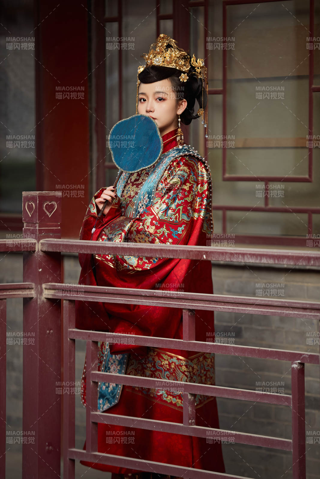 身穿明朝古裝漢服婚服的東方新娘